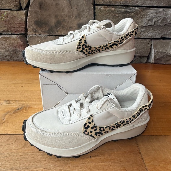 NIB/New Women’s Nike Waffle Debut 6 - Picture 6 of 6